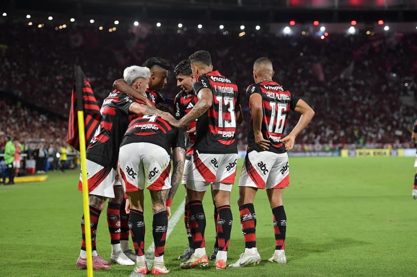 Jogadores do Flamengo contra o Santos no Mracanã (Foto: Thiago Ribeiro/ Agif/Gazeta Press)