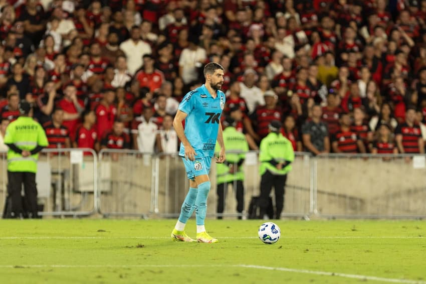 Luan Peres durante o duelo entre o Santos e o Flamengo, no Maracanã. (Foto: Affonso Andrade/Agência F8/Gazeta Press)