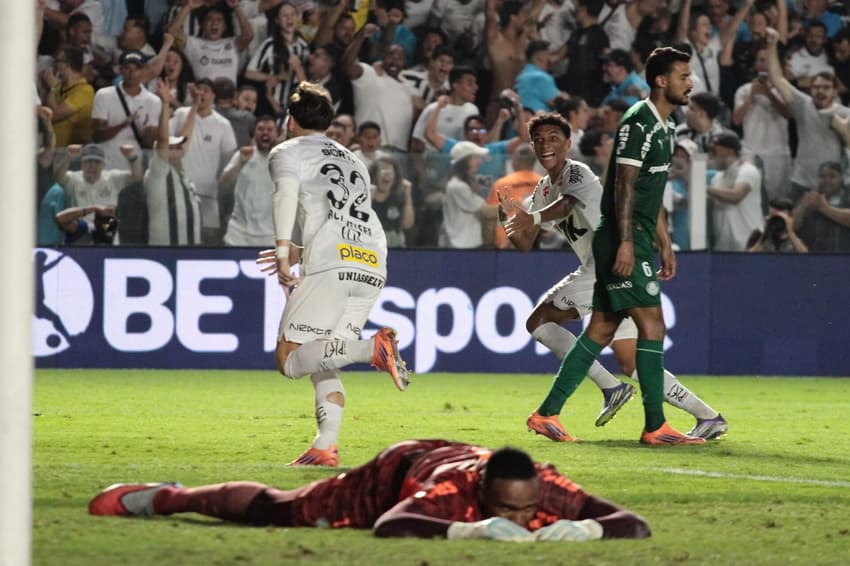 Rollheiser comemora gol durante partida entre Santos e Palmeiras - Foto: Peter Leone/O Fotografico/Gazeta Press