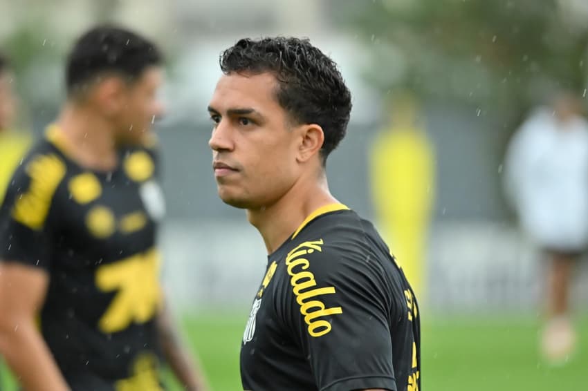 Igor Vinicius durante treino no CT Rei Pelé. (Foto: Jota Erre/Agif/Gazeta Press)