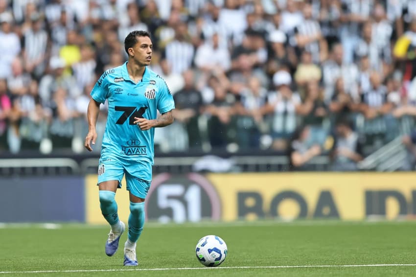Igor Vinicius acumula 17 partidas com a camisa do Santos nesta temporada. (Foto: Gilson Lobo/Agif/Gazeta Press)