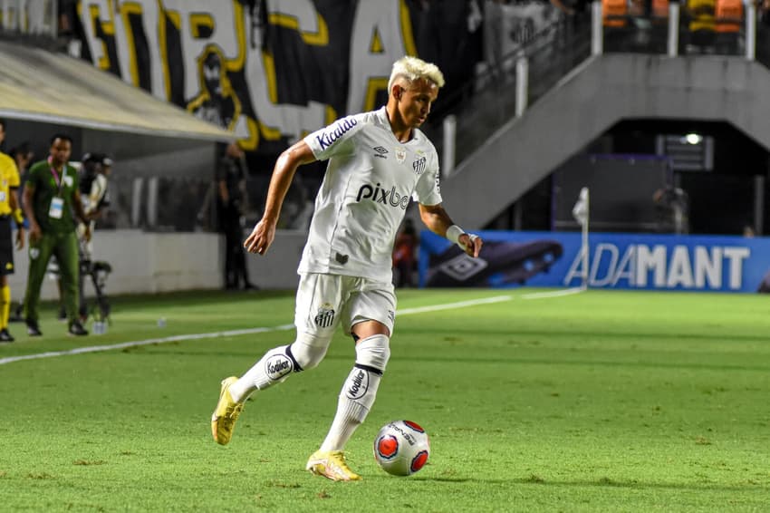 Weslley Patati disputou a Série B pelo Santos no ano passado. (Foto: JOTA ERRE/Photo Premium/Gazeta Press)
