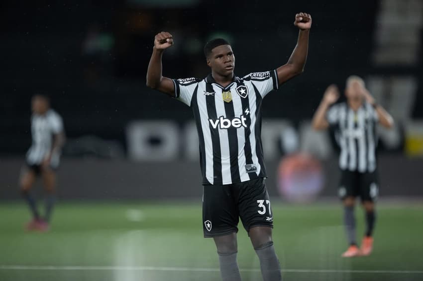 Kadir marcou dois gols na vitória do Botafogo (Foto: Jorge Rodrigues/ Agif/Gazeta Press)