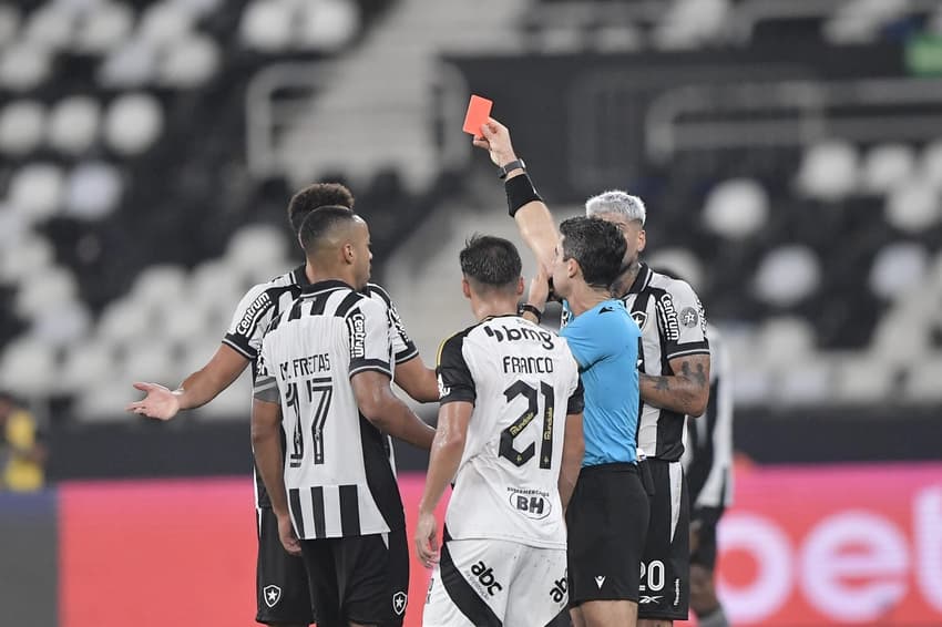 Chris Ramos foi expulso em jogo do Botafogo contra o Atlético-MG (Foto: Thiago Ribeiro/AGIF/GazetaPress)