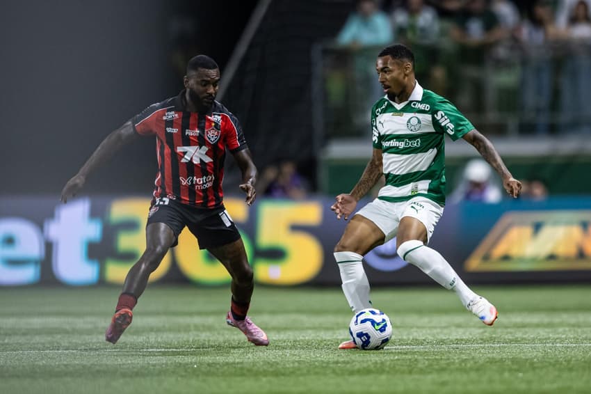 Jogadores de Vitória e Palmeiras duante partida no Allianz Parque, pelo Brasileirão (Foto: JHONY INACIO/Agencia Enquadrar/Gazeta Press)