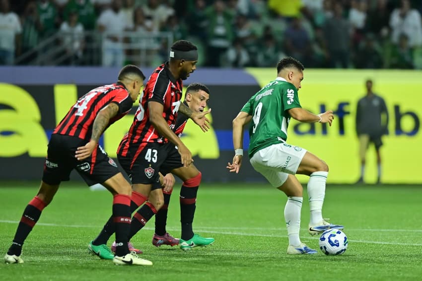 Jogadores do Vitória pressionam Vitor Roque no Allianz Parque (Foto: Eduardo Carmim/Photo Premium/Gazeta Press)