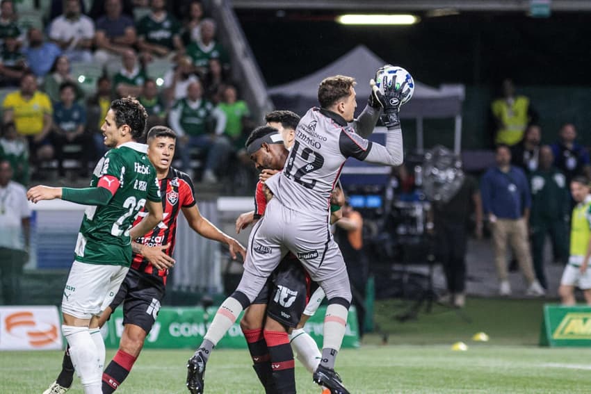 Thiago Couto garante o empate do Vitória no Allianz Parque (Foto: Joca Duarte/MOCHILA PRESS)