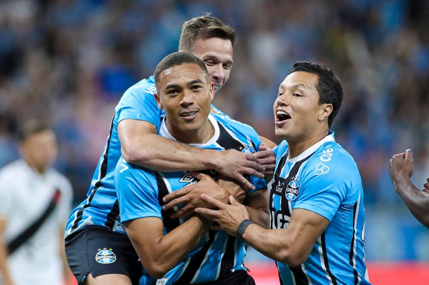 CArlos Vinícius comemora o gol do Grêmio com seus companheiros (Foto: WILLIAN ABI/Pera Photo Press/Gazeta Press)