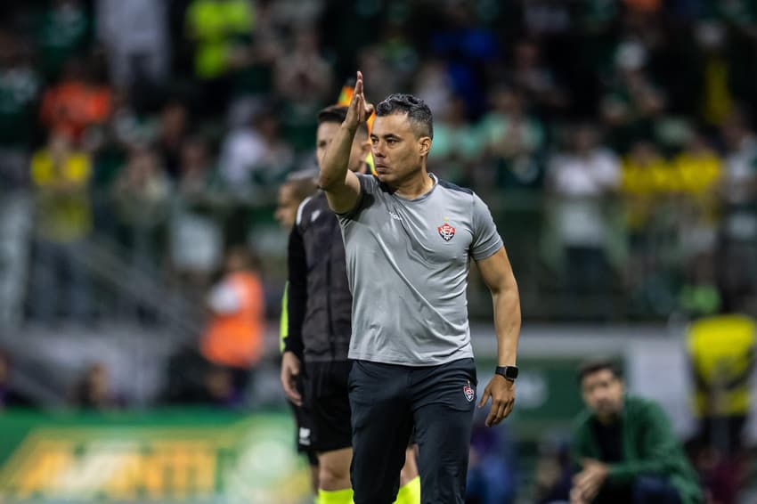 Jair Ventura orienta jogadores do Vitória no Allianz Parque (Foto: JHONY INACIO/AGENCIA ENQUADRAR)