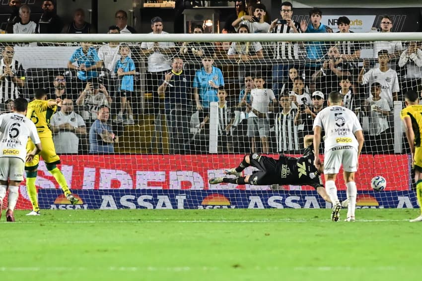 Reinaldo empata de pênalti para o Mirassol no duelo contra o Santos. (Foto:  Jota Erre/ Agif/Gazeta Press)