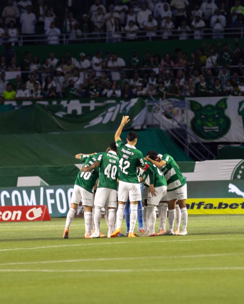 SAO PAULO (SP), 19/11/2025 - Futebol / Brasileirao 2025 - na partida entre o Palmeiras x Vitoria, Valido pela trigesima setima rodada do Campeonato Brasileiro Serie A 2025, realizado no Allianz Parque, em Sao Paulo na noite desta quinta-feira (19) (Foto: Thiago Miyashiro/Pera Photo Press/Gazeta Press)