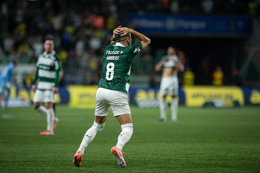 Andreas Pereira, meio-campista do Palmeiras, foi expulso ao receber segundo cartão amarelo ao término do empate sem gol com o Vitória, pelo Campeonato Brasileiro (Foto: Ronaldo Barreto/Thenews2/Gazeta Press)