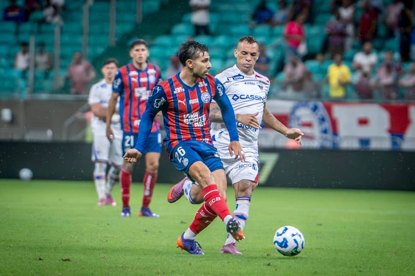 Acevedo e Breno Lopes em ação na Arena Fonte Nova (Foto: Willian José comemora gol de pênalti contra o Fortaleza (Foto: Fillipe Alves/Agência F8/Gazeta Press)