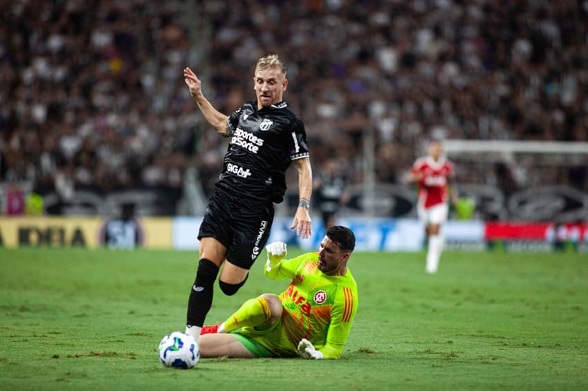 Pedro Henrique, do Ceará, dribla Ivan, do Internacional