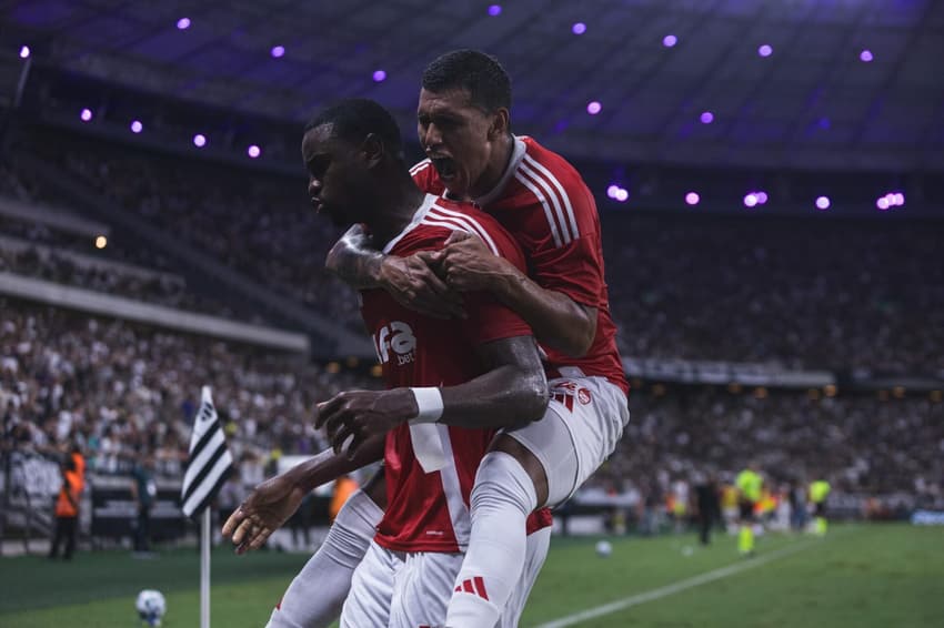 Ricardo Mathias e Aguirre  comemoram gol do Internacional