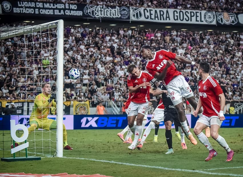 Ricardo Mathias, do Internacional, faz gol contra