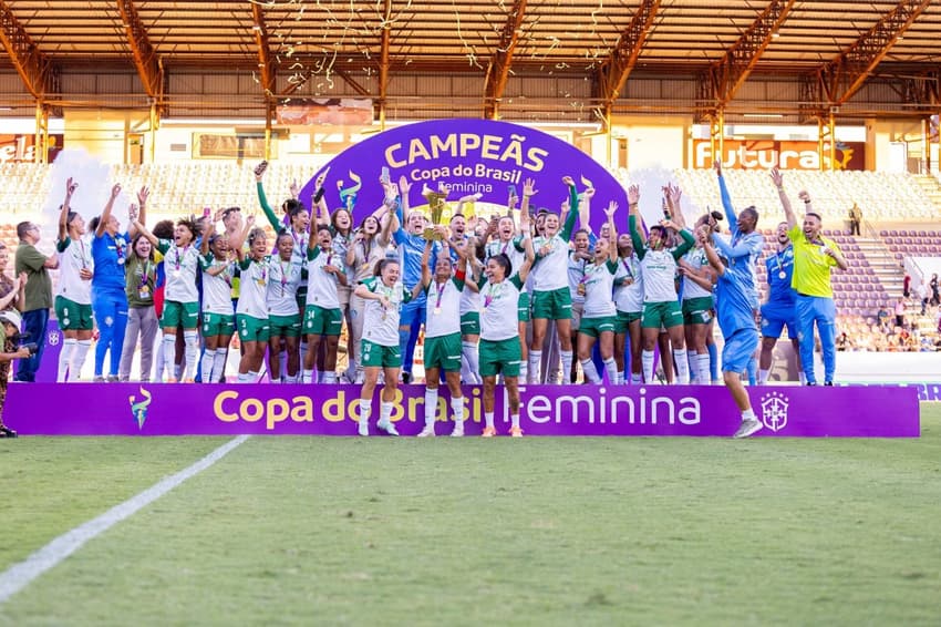 Jogadoras do Palmeiras erguem a taça da Copa do Brasil feminina (Foto: Jeferson De Paula/Pera Photo Press/Gazeta Press)