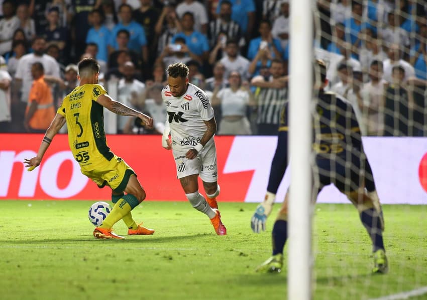 Neymar sentiu um desconforto no joelho esquerdo após a partida contra o Mirassol. (Foto: Mauricio de Souza/Agif/Gazeta Press)