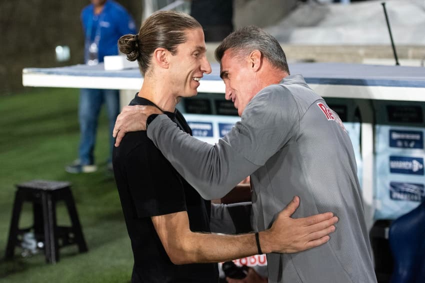 Filipe Luís abraça o técnico do Red Bull Bragantino, Vagner Manicini, antes do duelo diante do Flamengo no Maracanã. (Foto: Delmiro Junior/Photo Premium/Gazeta Press)