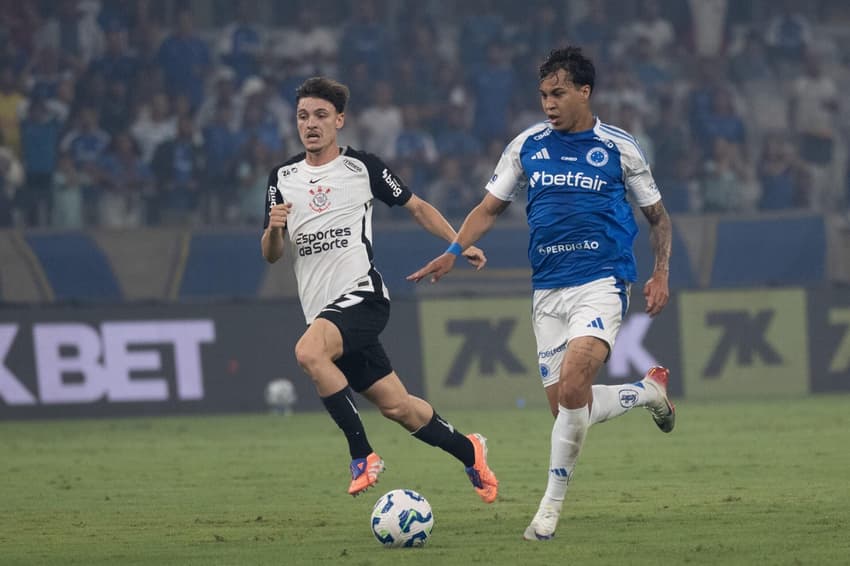 Kaio Jorge e Breno Bidon em ação durante Cruzeiro x Corinthians (Foto: Alan Alencar/Zimel Press/Gazeta Press)