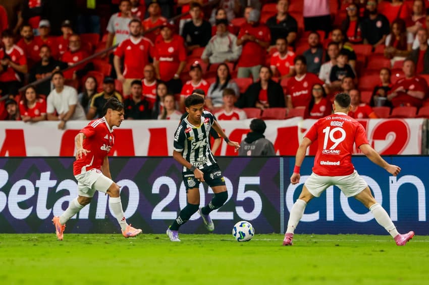 Bernabei e Borré, do Internacional, e Robinho Jr, do Santos