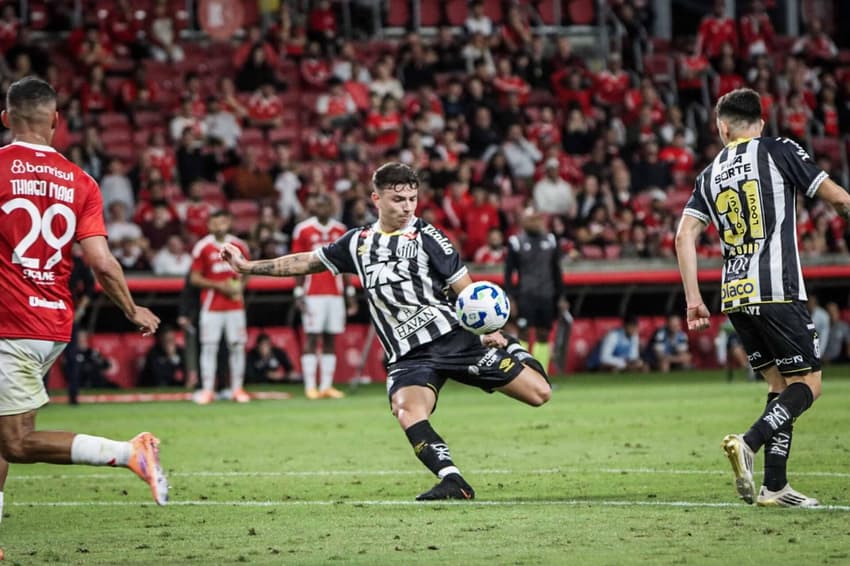 Barreal chuta para marcar gol do Santos