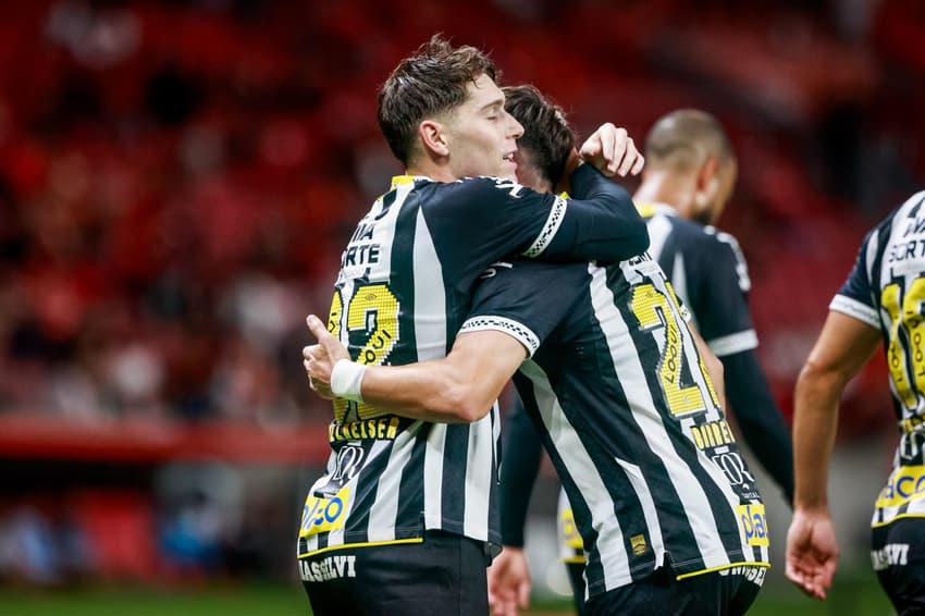 Santos fica no empate por 1 a 1 contra o Internacional no Beira-Rio. (Foto: Luiz Erbes/ Agif/Gazeta Press)