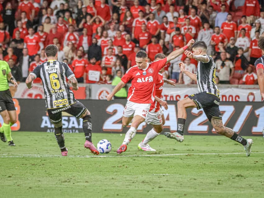 Finalização de Rafael Borré, atacante do Internacional