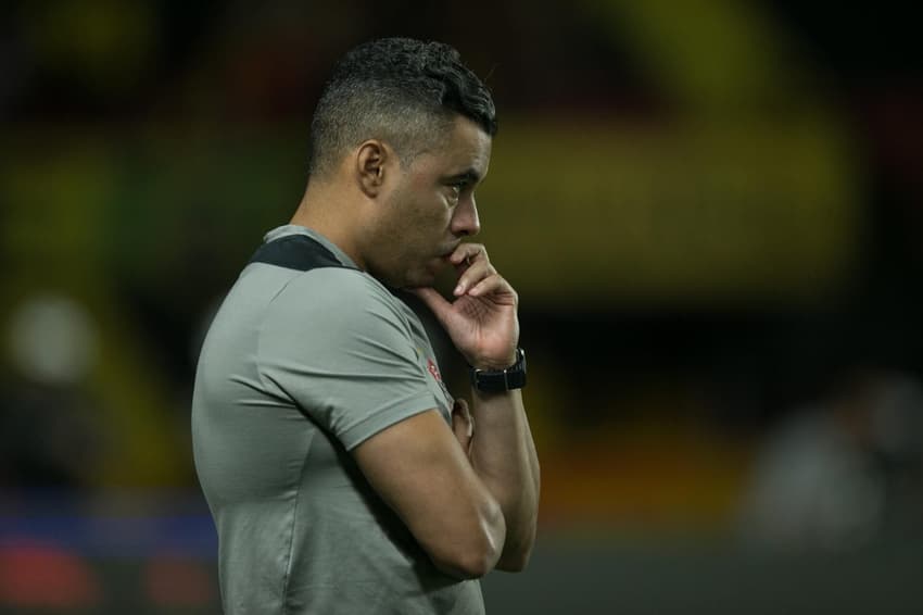 Jair Ventura pensativo em Sport x Vitória (Foto: Marlon Costa/ Agif/Gazeta Press)