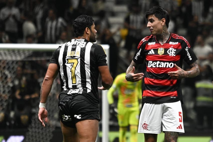 Hulk e Pulgar em Atlético-MG x Flamengo (Foto: Paulo Ti/Thenews2/Gazeta Press)