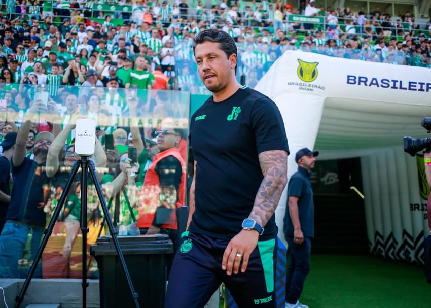 Thaigo Carpini, técnico do Juventude, antes da partida contra o São Paulo (Foto: Luiz Erbes/Agif/Gazeta Press)