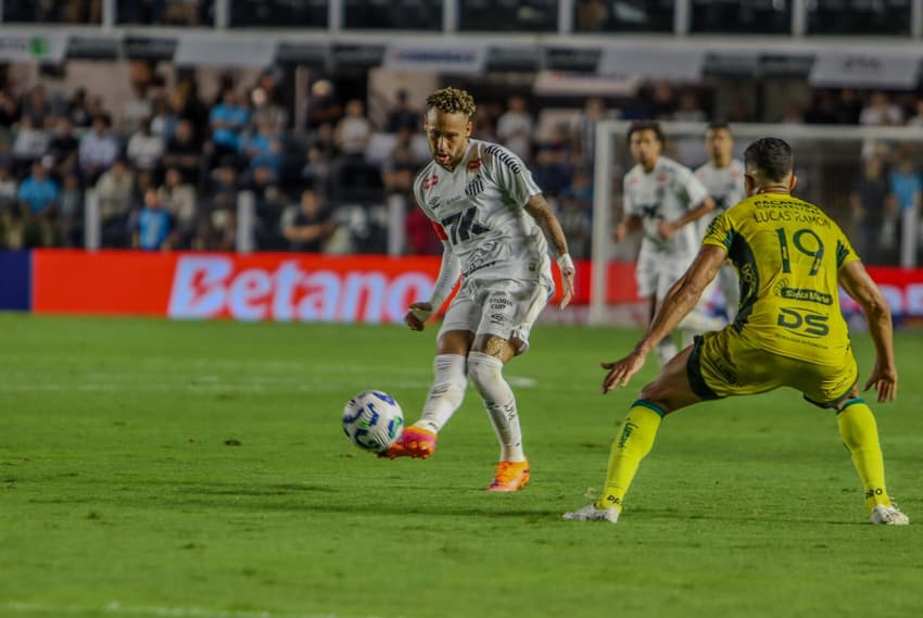 Neymar treinou normalmente com o elenco do Santos nesta quinta-feira (27), na Vila Belmiro. (Foto: Raphael Campos Do Prado/MOCHILA PRESS)