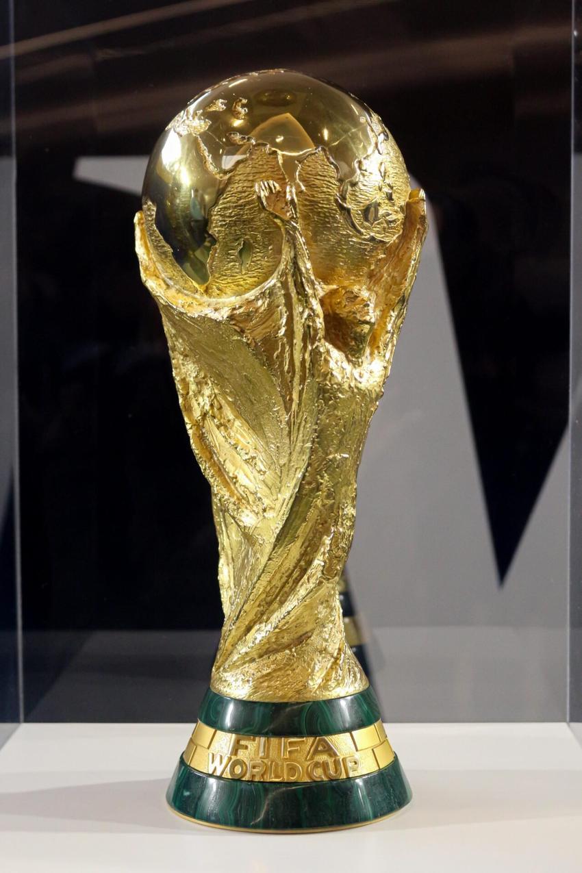 Taça da Copa do Mundo em exposição em São Paulo (Foto: Felipe Marques/Zimel Press/Gazeta Press)