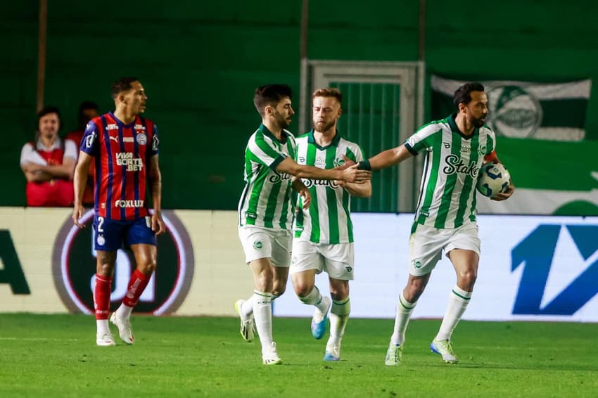 Taliari e Nenê comemoram gol do Juventude (Foto: Luiz Erbes/ Agif/Gazeta Press)