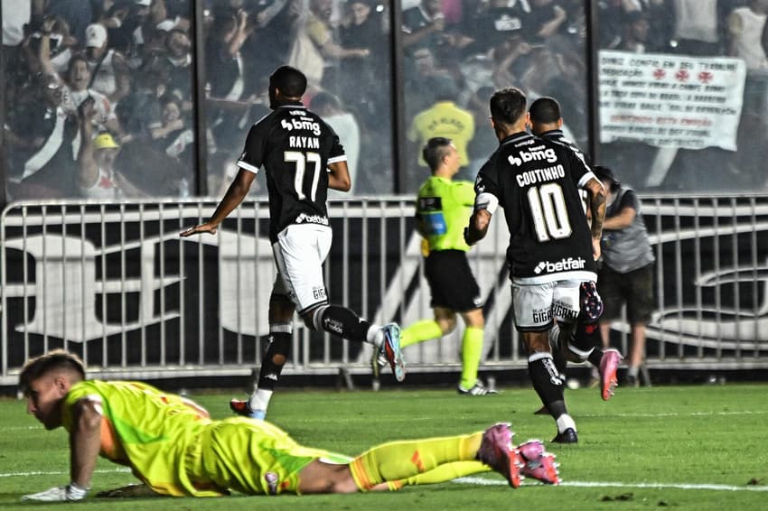 Rayan comemora um dos gols marcados pelo Vasco contra o Inter (Foto: André Fabiano/Gazeta Press)