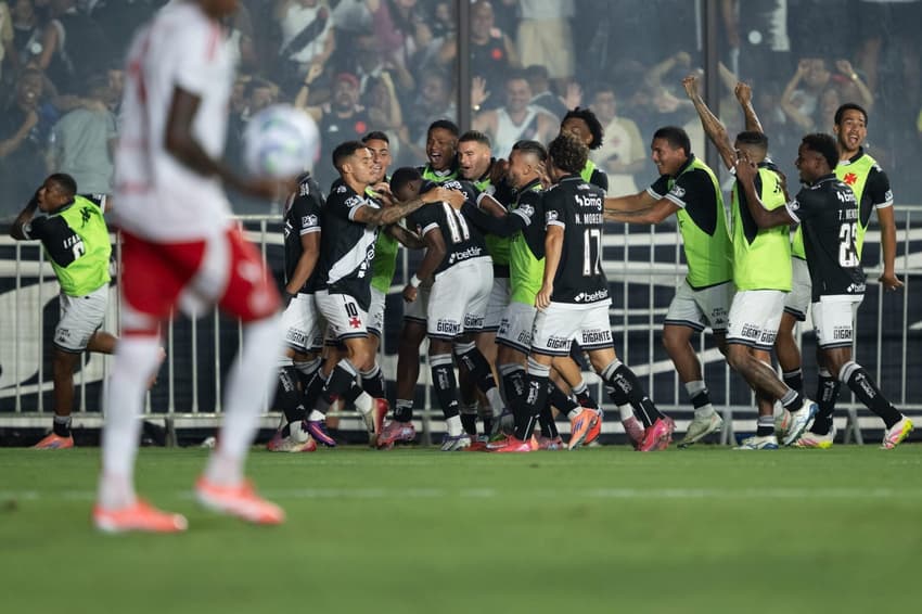 Jogadores do Vasco comemoram gol contra o Internacional (Foto: Jorge Rodrigues/AGIF)<br>