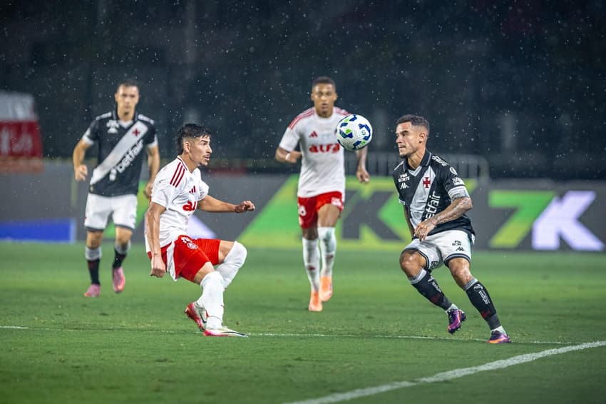 Coutinho aplica um chapéu no adversário durante Vasco x Inter (Foto: Affonso Andrade/Gazeta Press)