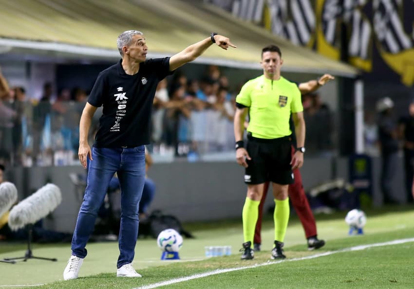 Vojvoda conquistou a quarta vitória em 16 jogos pelo Santos. (Foto: Mauricio De Souza/ Agif/Gazeta Press)