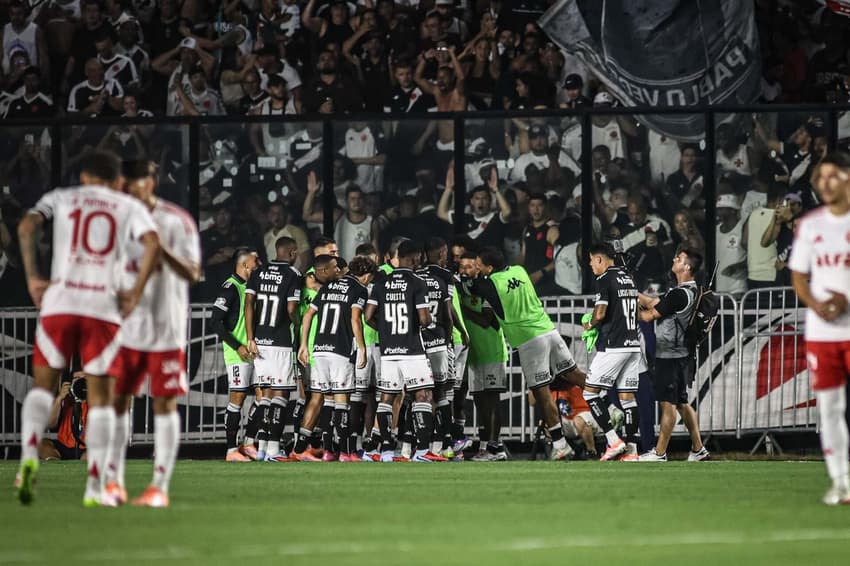 Jogadores do Vasco celebram a vitória nos braços de sua torcida (Foto: Thiego Mattos/Pera Photo Press/Gazeta Press)