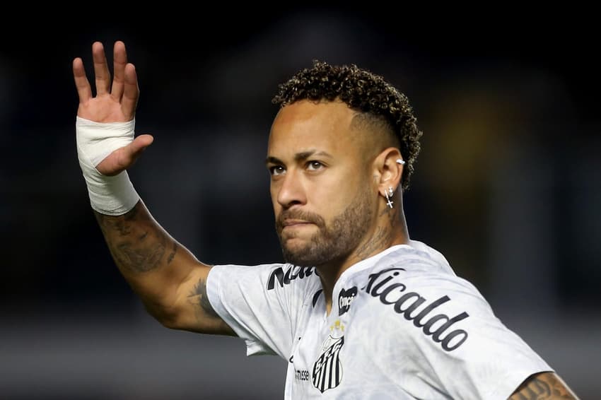 Neymar em campo em Santos x Sport, pelo Brasileirão 