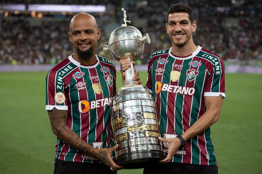 Felipe Melo e Nino levantam taça de campeão da Libertadores pelo Fluminense, em 2023 (Foto: Delmiro Junior/Photo Premium/Gazeta Press)