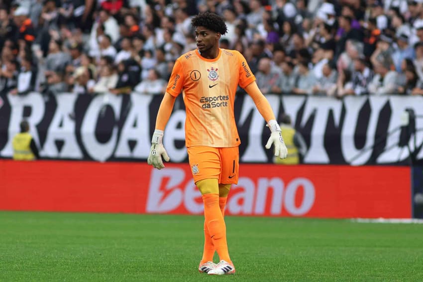 Hugo Souza retorna ao time titular contra o Botafogo (Foto: Jefferson Aguiar/Pera Photo Press/Gazeta Press)