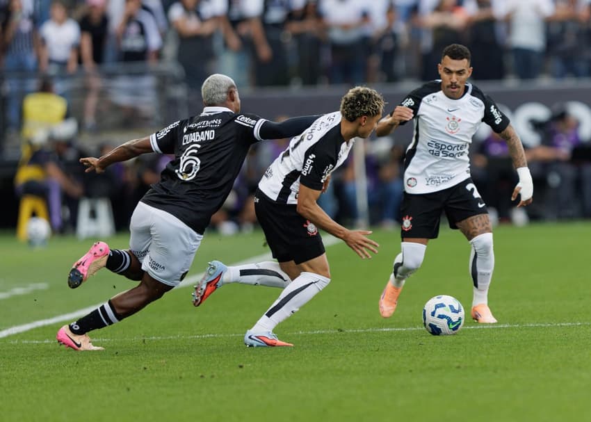 Corinthians x Botafogo em duelo do Brasileirão (Foto: Vilmar Bannach/Ekobanpress/Gazeta Press)