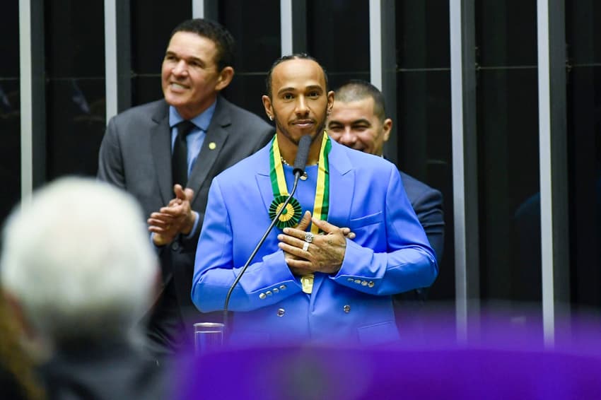 Plenário da Câmara dos Deputados durante sessão não deliberativa solene (semipresencial), destinada a conceder o título de cidadão honorário ao piloto britânico heptacampeão mundial de Fórmula 1 Lewis Hamilton. A homenagem foi sugerida pelo deputado federal André Figueiredo (PDT-CE). O parlamentar destacou que Hamilton venceu o grande Prêmio Brasil de F-1, em São Paulo, e deu uma volta adicional no autódromo com a bandeira brasileira, repetindo o gesto do piloto Ayrton Senna em 1991. Em discurso, à tribuna, piloto britânico e heptacampeão mundial de Fórmula 1, Lewis Hamilton. Foto: Roque de Sá/Agência Senado