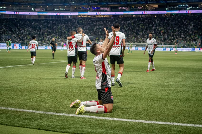 Osvaldo comemora gol do Vitória contra o Palmeiras no Allianz Parque (Foto: Victor Ferreira / EC Vitória)