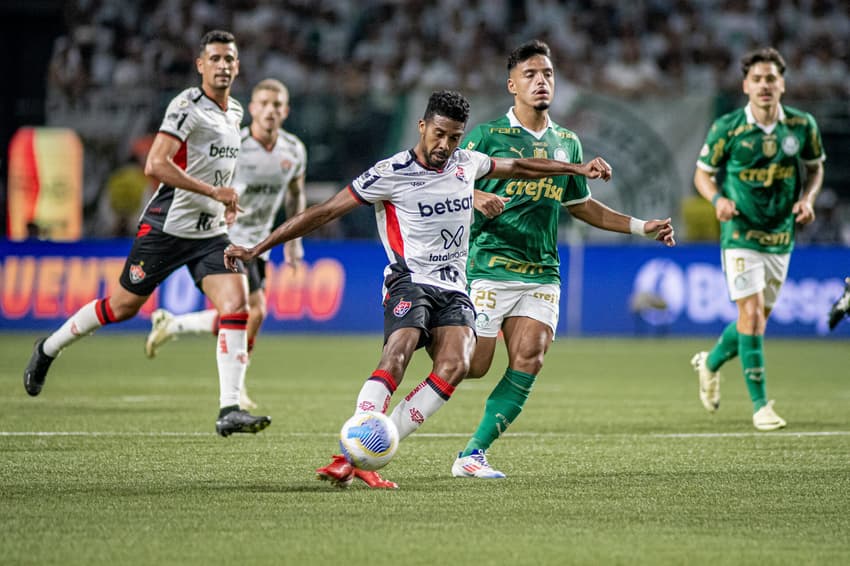 Willian Oliveira em ação contra o Palmeiras no Allianz Parque (Foto: Victor Ferreira / EC Vitória)
