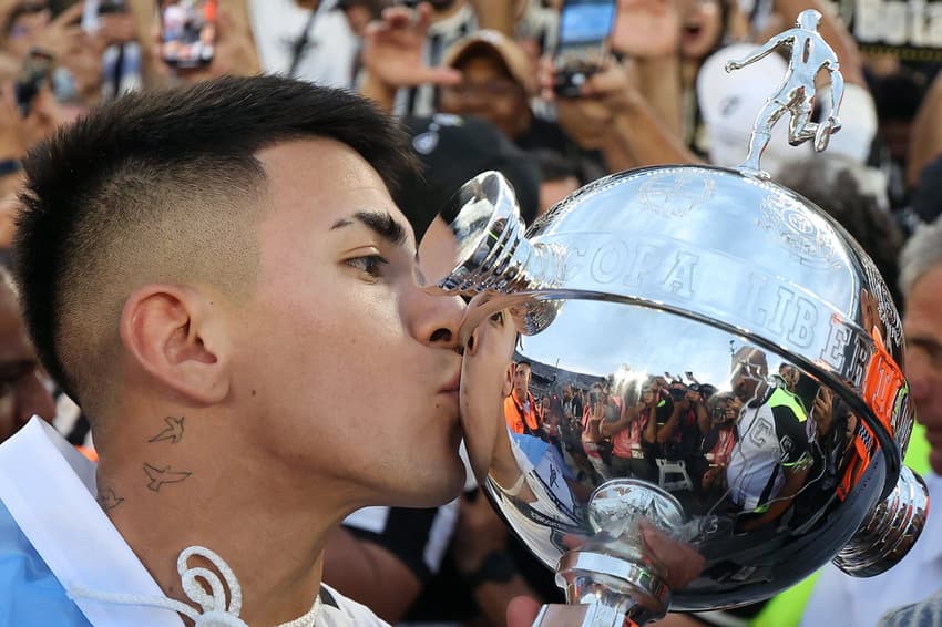 Thiago Almada e o troféu da Libertadores do Botafogo (Foto: Vítor Silva/Botafogo)