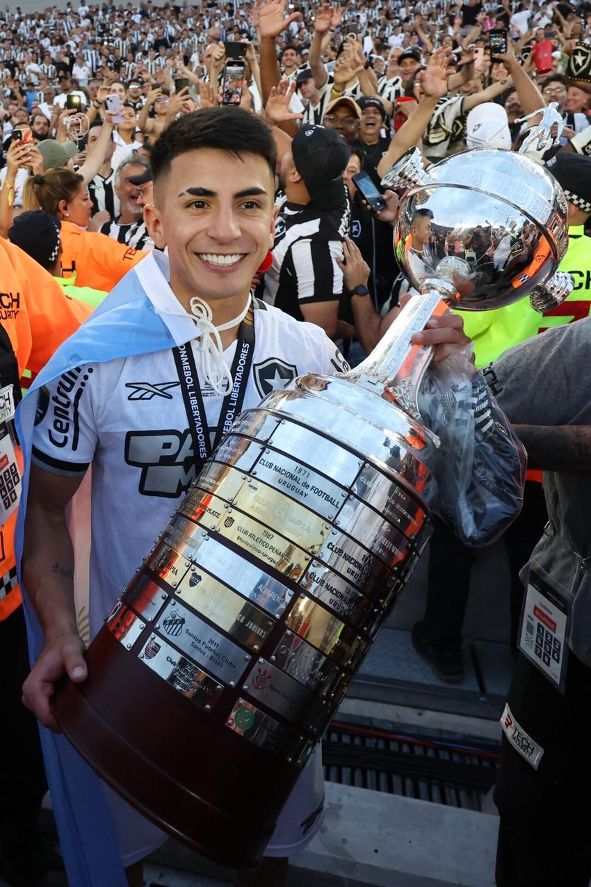 Thiago Almada e o troféu da Libertadores do Botafogo (Foto: Vítor Silva/Botafogo)