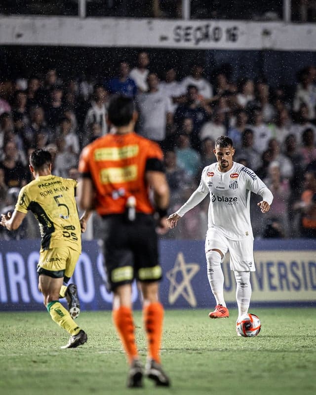 Zé Ivaldo em duelo válido contra o Mirassol pelo Campeonato Paulista, na Vila Belmiro. (Foto: Divulgação/ Santos FC)
