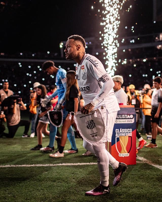 Neymar entrando em campo no clássico contra o Corinthians, na Neo Química Arena. (Foto: Raul Baretta/ Santos FC)